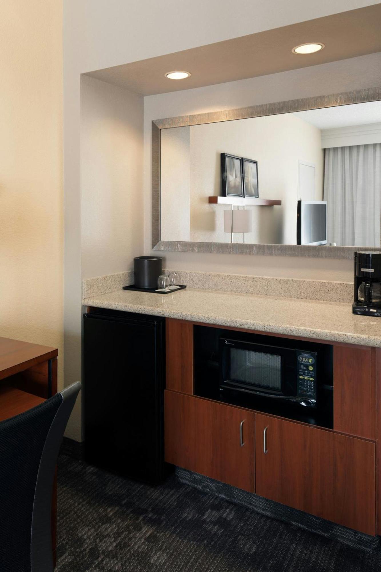 Courtyard By Marriott Denver Central Park Bagian luar foto