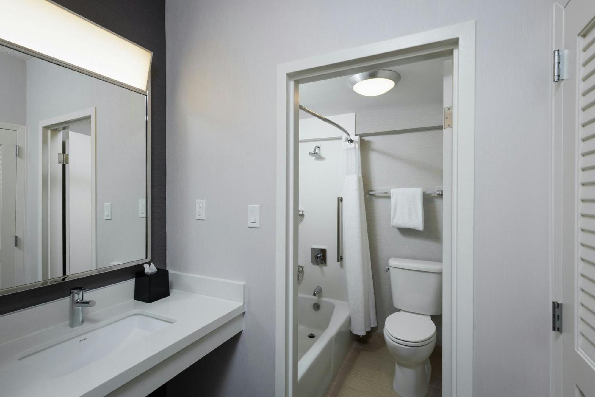 Courtyard By Marriott Denver Central Park Bagian luar foto